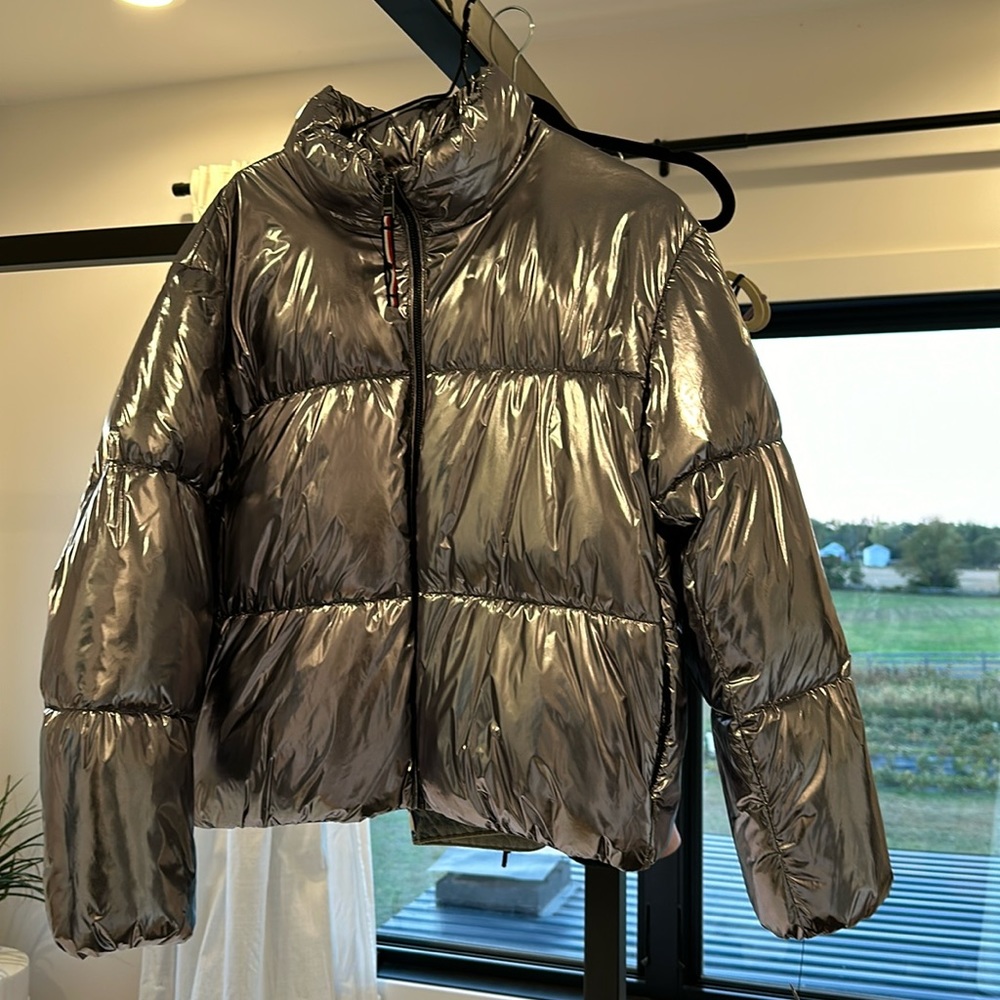 TOMMY HILFIGER silver metallic puffer coat. Size M BRAND NEW